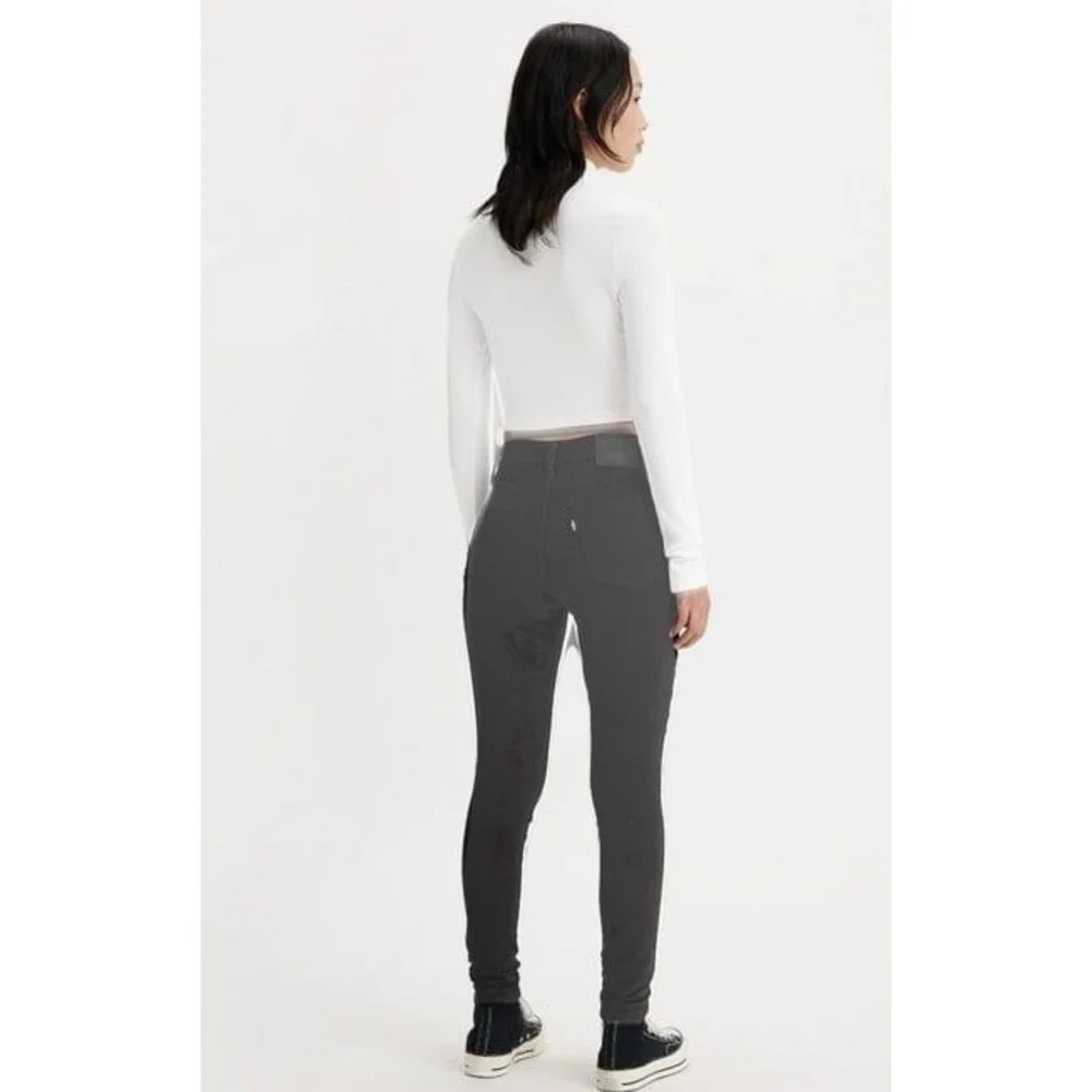 Black Levi’s 721 high rise skinny
